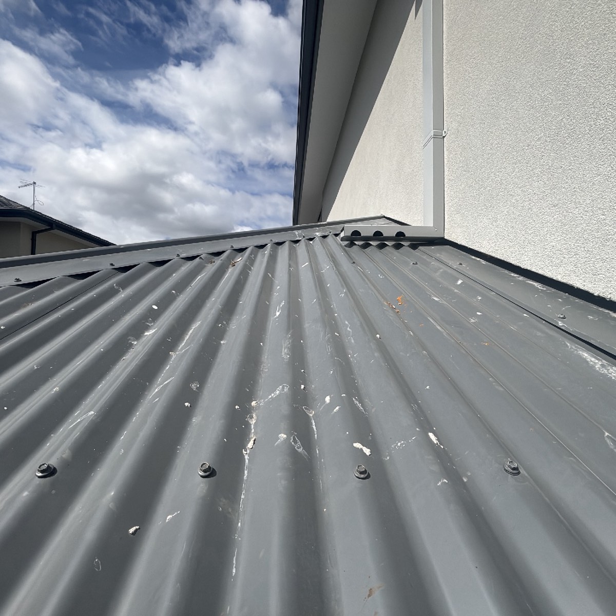 Additional damaged roof cladding, recorded during a pre-handover inspection in Craigieburn