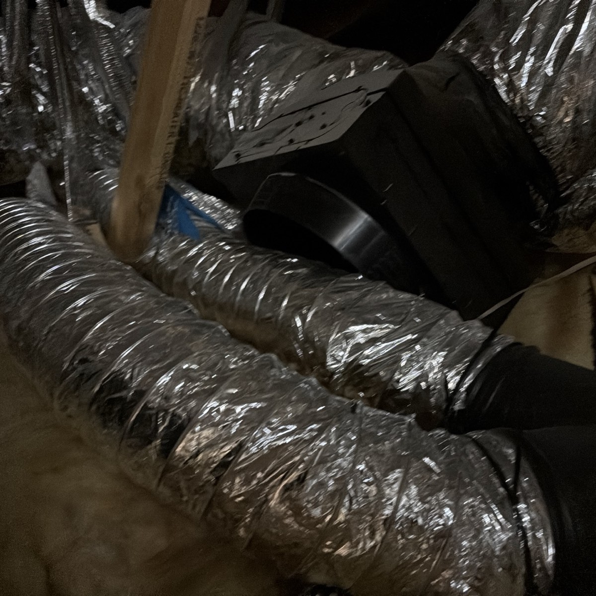 Heating and cooling duct loose and not connected, recorded during a pre-handover inspection in Craigieburn